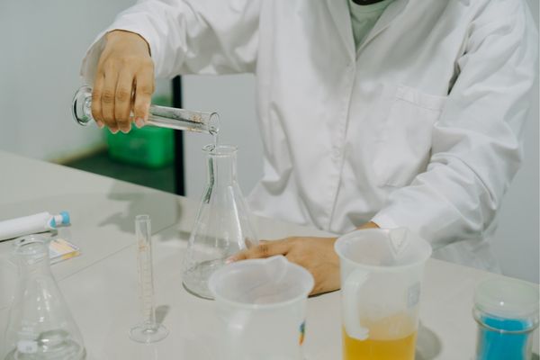 مواد شیمیایی خطرناک در آزمایشگاه کدامند؟ (لیست ممنوعه!)